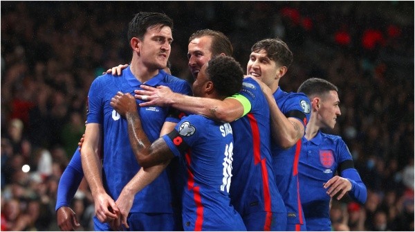 El abrazo de los compañeros a Maguire por su gol de Inglaterra