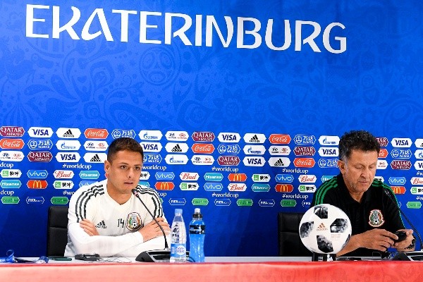 Chicharito Hernández junto a Juan Carlos Osorio en Rusia 2018 (Imago 7)