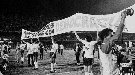 Los jugadores de Corinthians defendiendo la democracia.