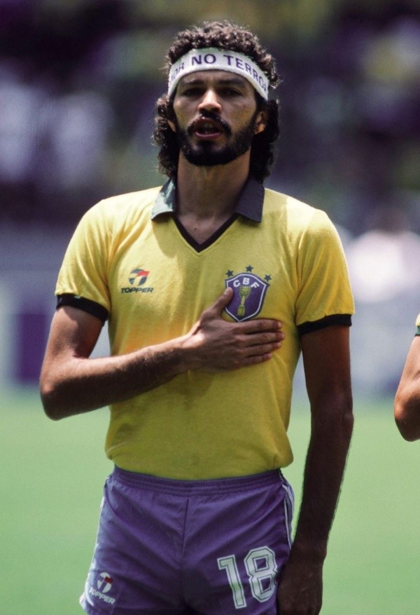 Sócrates, su vincha y un reclamo político