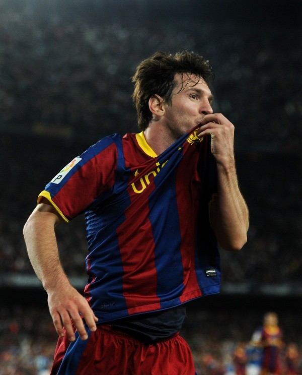 Messi besando el escudo de Barcelona. (Getty)