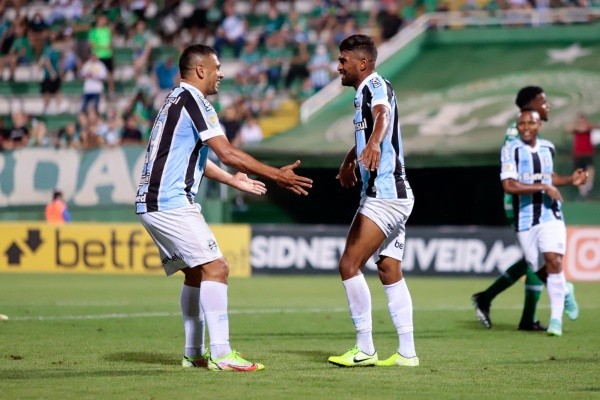 Foto: (Dinho Zanotto/AGIF) - Thiago Santos e Diego Souza começaram como titulares do Grêmio neste sábado (20)