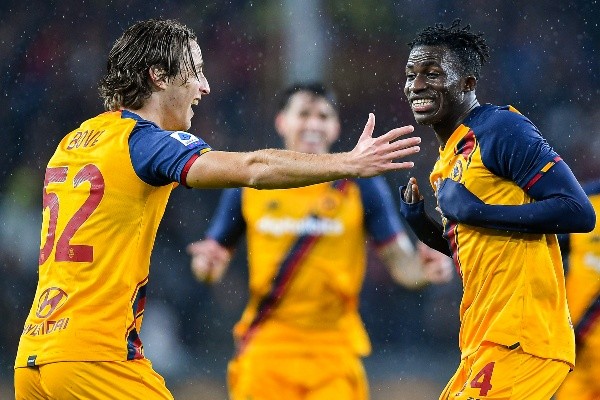 Felix Afena-Gyan celebrando con Edoardo Bove. (Getty)