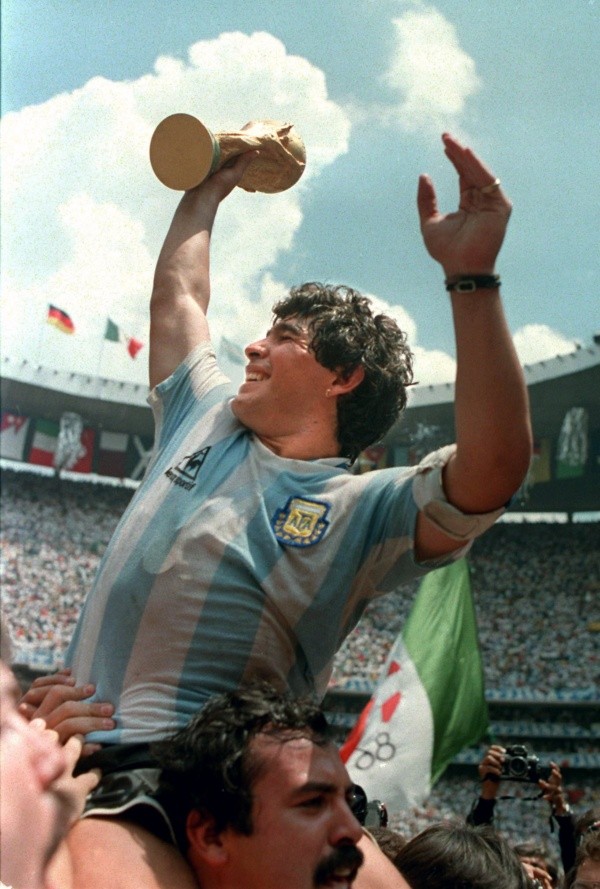 Diego Armando Maradona levanta la Copa del Mundo en el Estadio Azteca