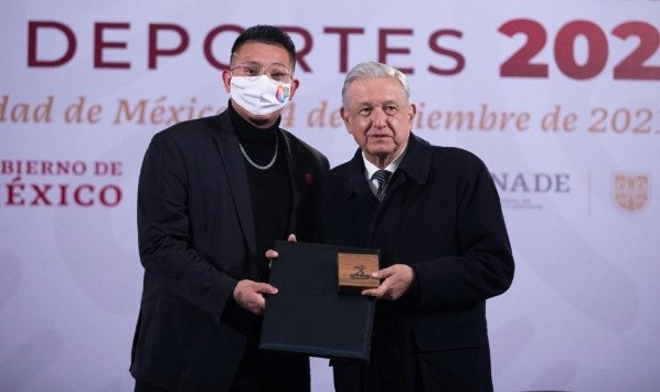 Julio Urías recibiendo el Premio Nacional de Deporte en México (@GobiernoMX)