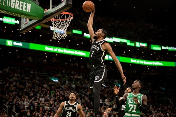 Kevin Durant anotando a Boston Celtics (Maddie Malhotra/Getty Images)