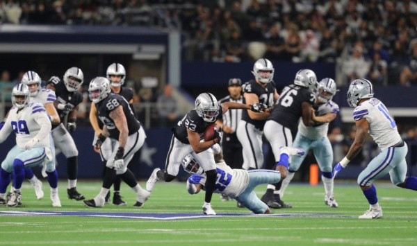 Acción del juego entre Dallas Cowboys y Las Vegas Raiders (Getty Images)