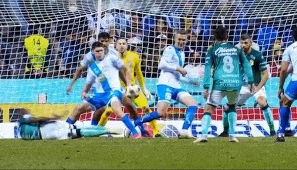 Mano deIsrael Reyes en el área de Puebla (Azteca Deportes)