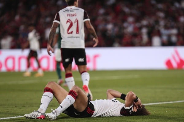 Ettore Chiereguini/AGIF - Jogadores do Flamengo abatidos pela derrota