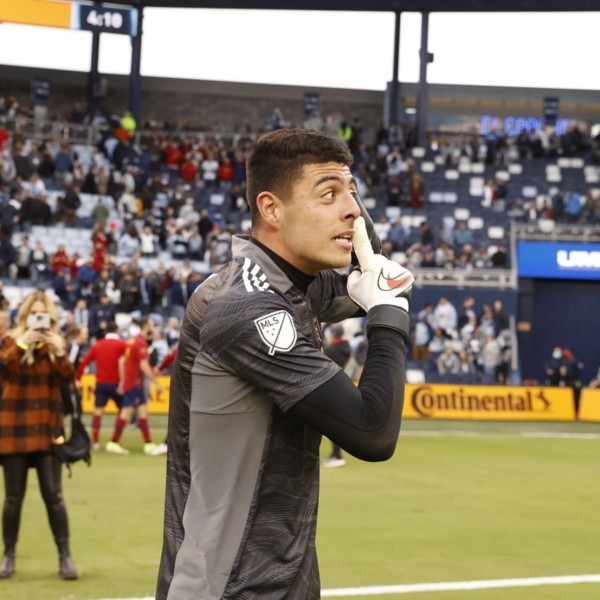 David Ochoa haciendo gestos a los aficionados de Sporting Kansas City (@realsaltlake)