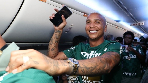 Foto: César Greco - Deyverson, autor do gol do título, faz a festa em avião no retorno do Palmeiras a São Paulo