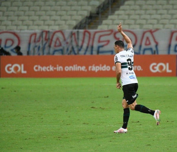 Ricardo Oliveira com a camisa do Coritiba (Foto: Kely Pereira/AGIF)