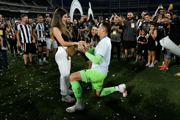 Foto: Thiago Ribeiro/AGIF | Gatito Fernandez aproveitou a comemoração do titulo do Botafogo na Série B, para pedir sua namorada em casamento