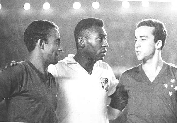 Foto: Arquivo Estado de Minas, com reprodução na conta do Twitter do Cruzeiro Esporte Clube. Jogadores do Cruzeiro contra o Santos de Pelé.