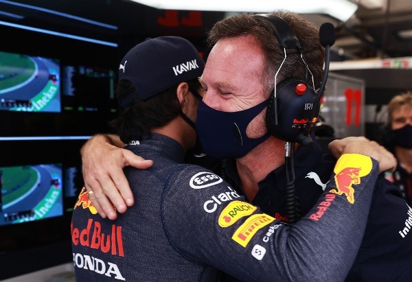 Horner y Checo Pérez, abrazados tras un GP (Getty Images)
