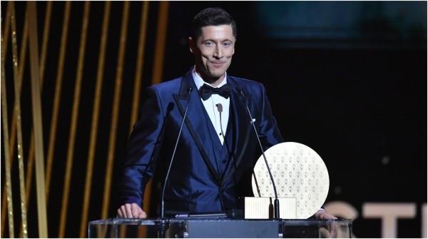 Robert Lewandowski fue premiado con el premio al goleador del año (Getty Images)