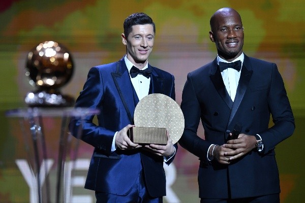 Robert Lewandowski junto a Didier Drogba en la gala del Balón de Oro. (Getty)