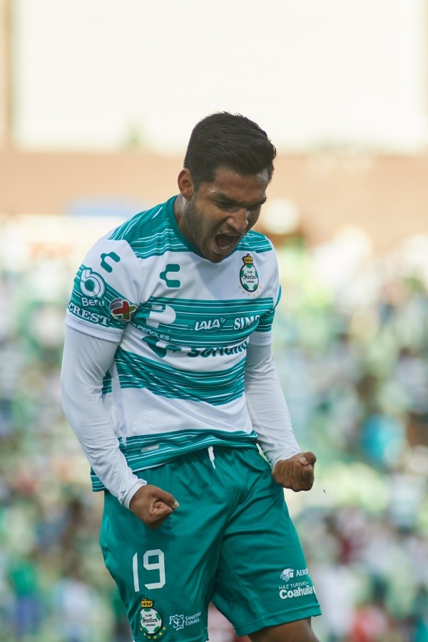 Eduardo Aguirre, blindado por Santos Laguna (Imago 7)