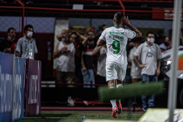 Foto: Heber Gomes/AGIF/ Ricardo Bueno comemorando gol.