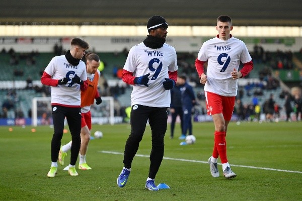 Sus compañeros de Wigan homenajéandolo con su camiseta. (Getty)