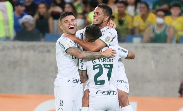 Foto: Gil Gomes/AGIF -  Gabriel Silva jogador do Palmeiras comemora seu gol com Victor Luis e Gabriel Veron