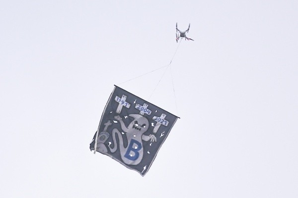 Foto: (Ettore Chiereguini/AGIF) - Drone utilizado pela torcida do Corinthians para provocar o Grêmio