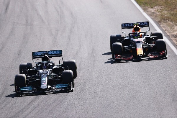 Sergio Pérez siguiendo de cerca a Lewis Hamilton (Getty Images)