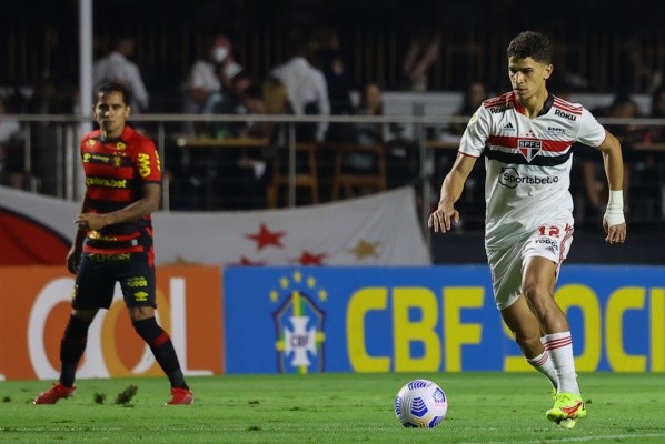 Foto: Marcello Zambrana/AGIF - Vitor Bueno e Pablo puxam fila de possíveis saídas para 2022