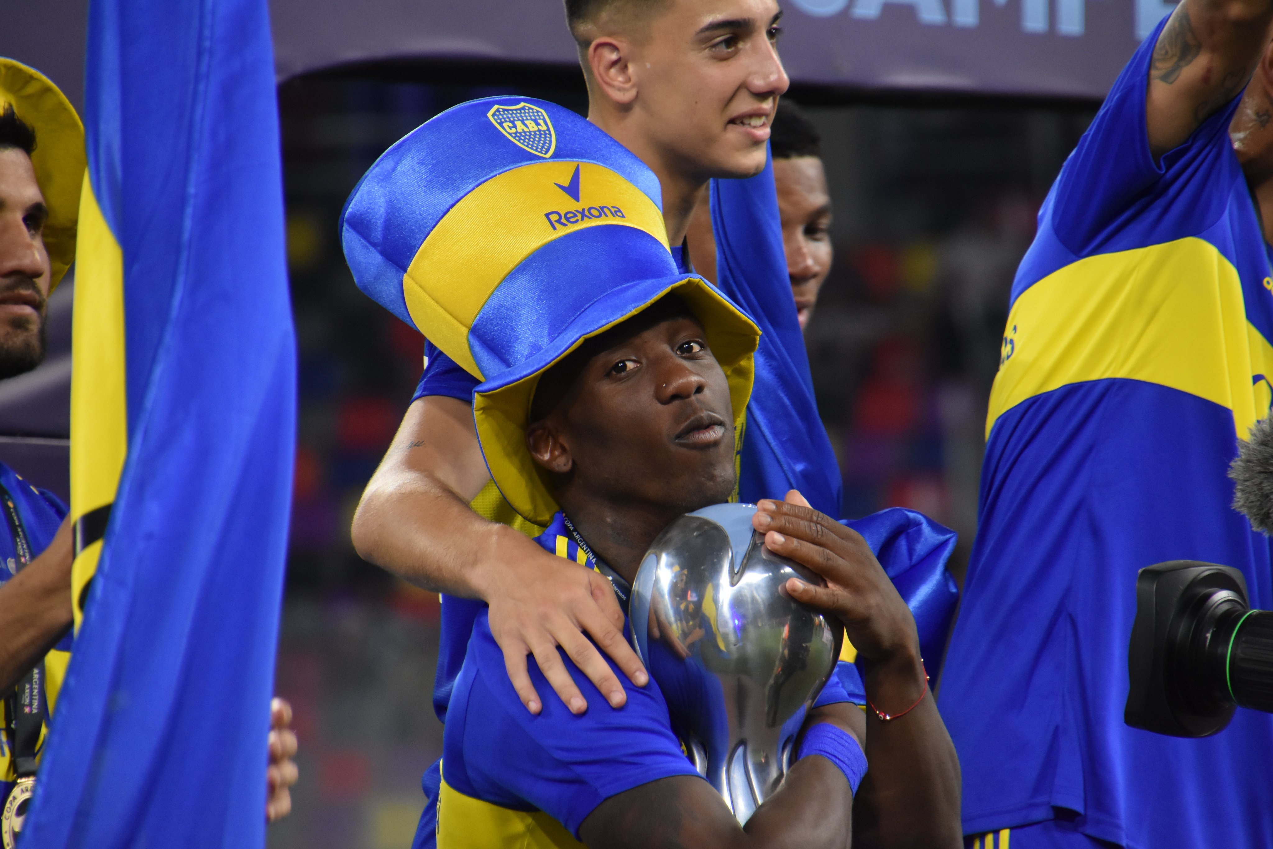 Luis Advíncula abrazado al título. Foto: Copa Argentina (Twitter)