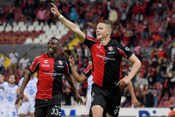 Guadalajara, Jalisco, 4 de noviembre de 2021.  Julio Furch en festejo de gol, durante el partido de la jornada 17 del torneo Grita Mexico Apertura 2021 de la Liga BBVA MX, entre Rojinegros del Atlas y Gallos Blancos de Queretaro , celebrado en el estadio Jalisco. Foto: Imago7/Sandra Bautista