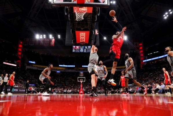 Christian Wood anotando para Houston Rockets ante Brooklyn Nets (Getty Images)