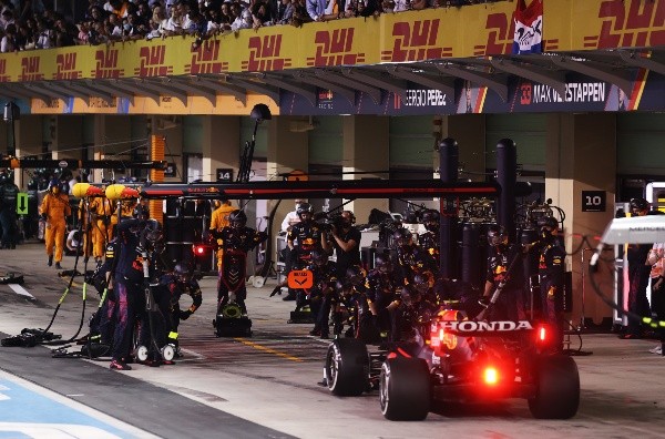 Sergio Pérez retira el monoplaza por pedido de su equipo (Getty Images)