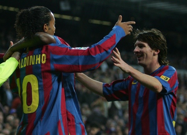 Messi junto a Ronaldinho. (Getty)