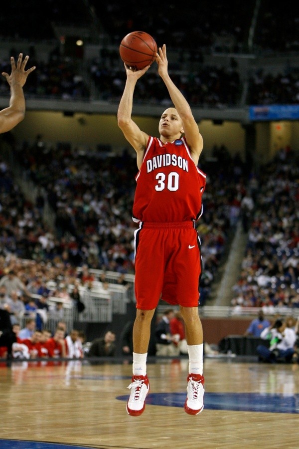 Stephen Curry jugando para la Universidad de Davidson en 2008 (Gregory Shamus/Getty Images)