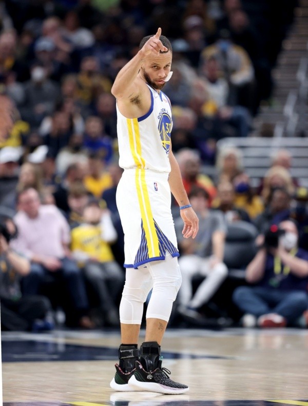Stephen Curry jugando para Golden State Warriors en 2021 (Andy Lyons/Getty Images)