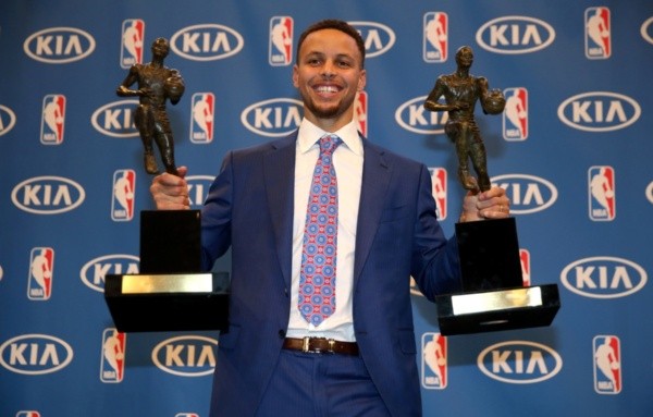 Stephen Curry con sus dos premios MVP en su carrera NBA (Ezra Shaw/Getty Images)