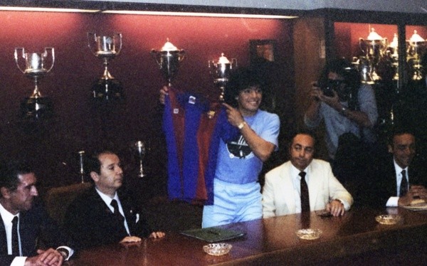 Maradona y su presentación con Barcelona (Twitter @FCBarcelona)