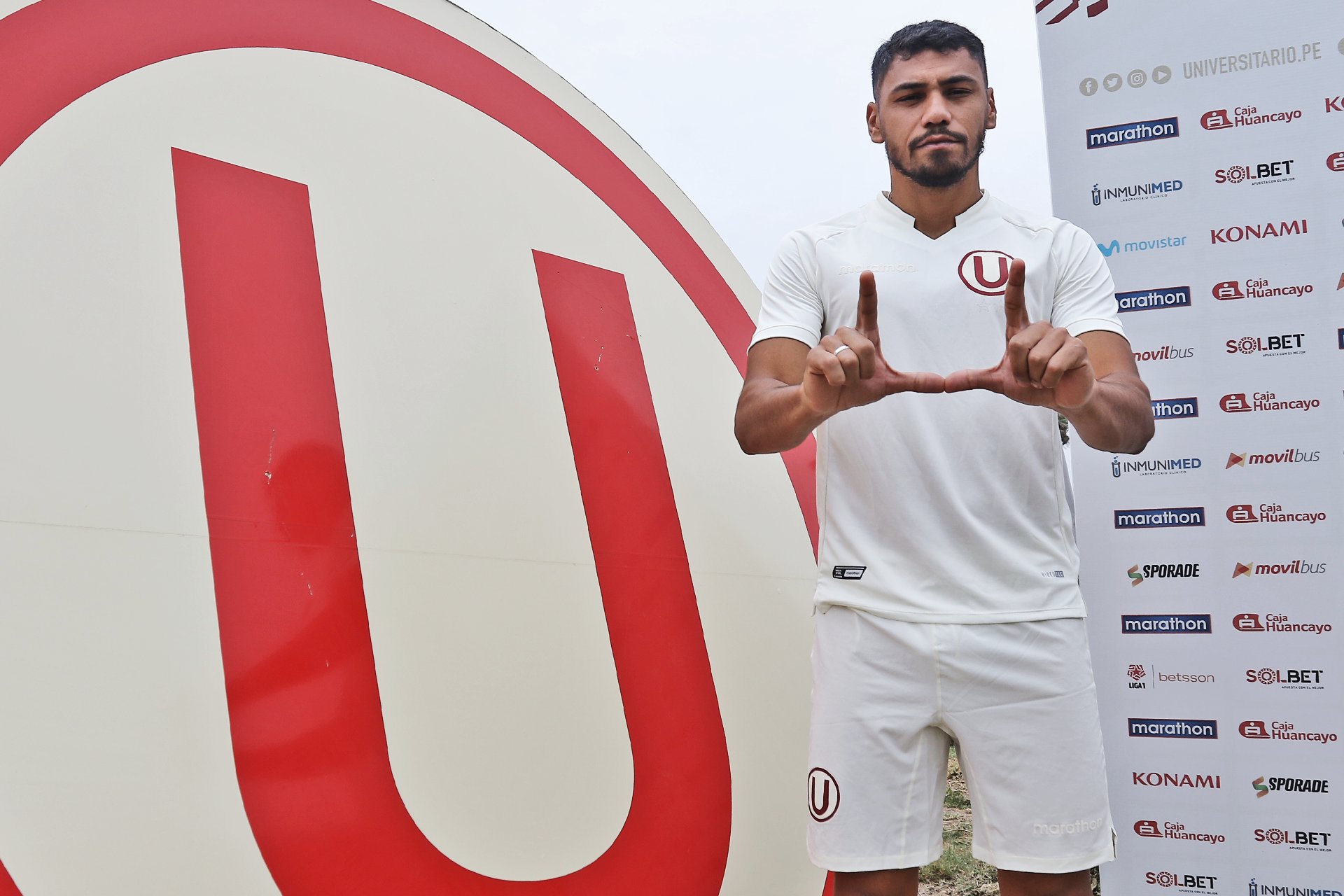 Ángel Cayetano en su presentación en Universitario. Foto: Universitario de Deportes (Twitter)