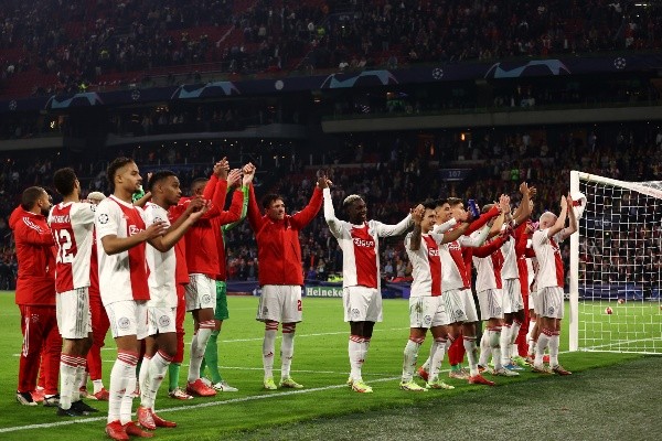 Danilo Pereira comemora gols pelo Ajax (Photo by Dean Mouhtaropoulos/Getty Images)