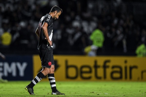 Nene jogador do Vasco lamenta chance perdida durante partida contra o Vitoria no estádio São Januário pelo campeonato Brasileiro B 2021. Foto: Thiago Ribeiro/AGIF