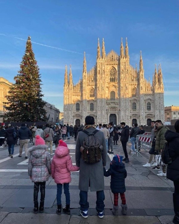 La postal que subió Gianluca Lapadula con su familia en el Palacio Real de Milán. Foto: Instagram