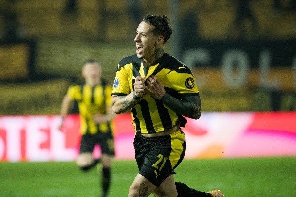 Jesús Trindade celebrando un gol con la playera de Peñarol