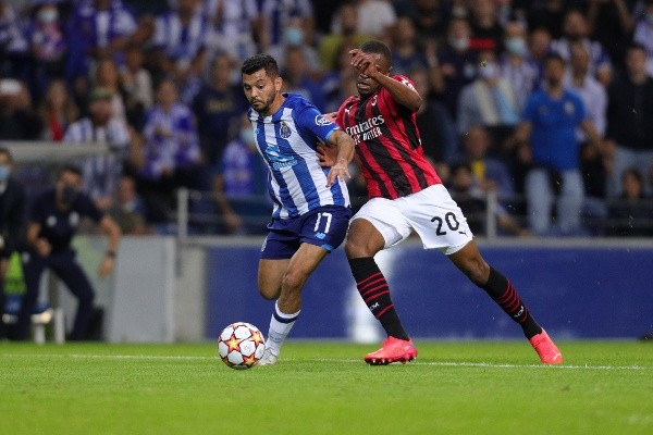 Jesús Corona jugando ante el Milan, su posible destino (Getty Images)