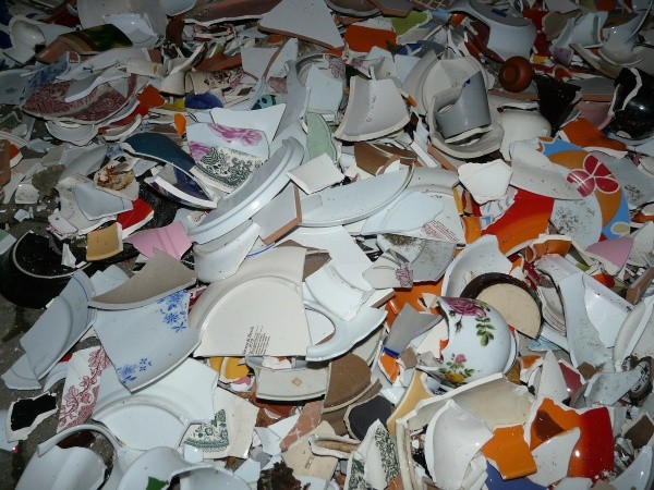 Romper platos es una de las costumbres de Dinamarca. Fuente: (Pixabay)