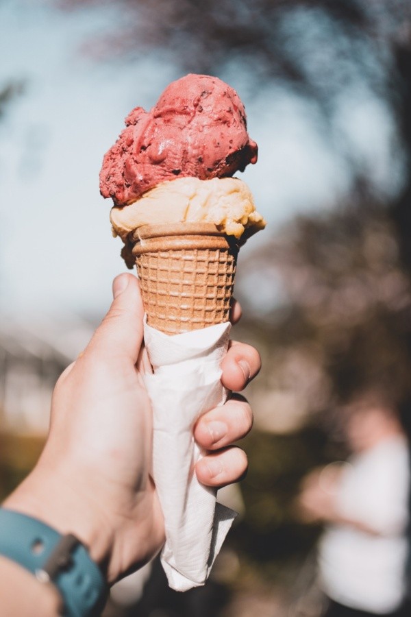 Tirar helado al piso, es otra de las tradiciones. Fuente: (Pixabay)