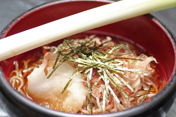 Fideos de soba, una de las comidas tradicionales de Japón para estas fechas. Fuente: (Pixabay)