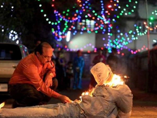 Quema de muñeco en Año Nuevo. Fuente: (Pixabay)