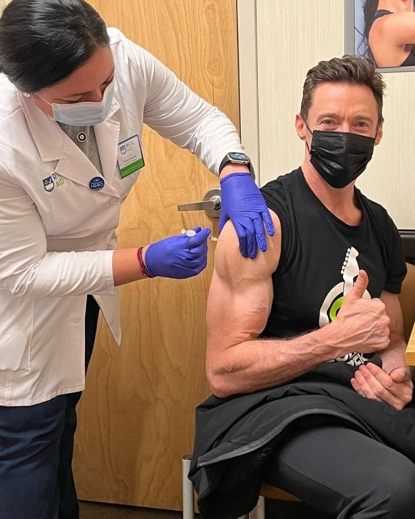 Hugh Jackman tomando a 2ª dose da vacina no início do mês - Foto: Reprodução/Instagram