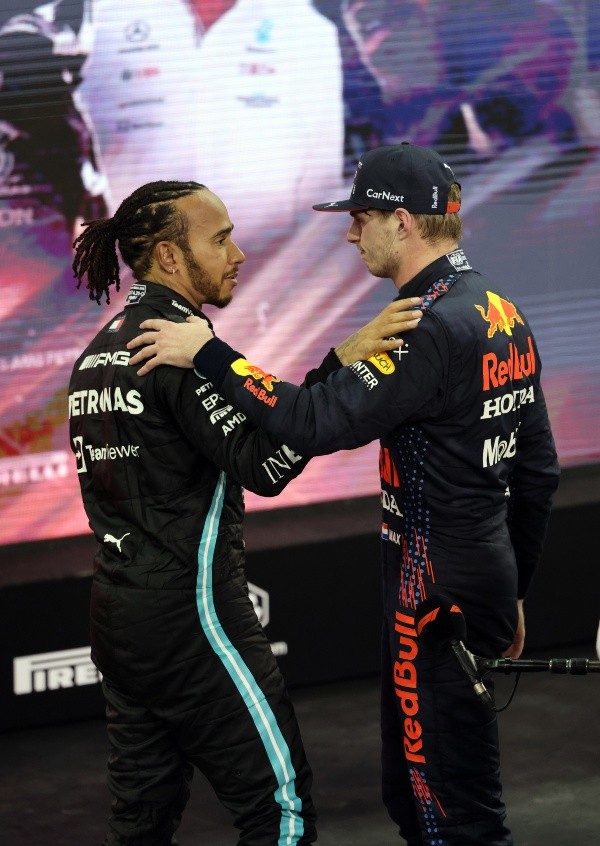 Lewis Hamilton y Max Verstappen después del GP de Abu Dabi (Getty Images)
