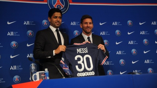Messi, en su presentación en PSG junto a Nasser Al-Khelaifi